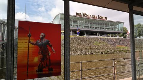 Hamburg: Blick vom Fähranleger auf das Stage-Theater in dem mehrmals am Tag das Musical "Der König der Löwen" aufgeführt wird