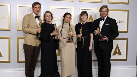 In der Mitte Regisseurin Chloé Zhao mit den Produzenten Peter Spears, Mollye Asher, Frances McDormand und Dan Janvey, nachdem sie den Oscar für den besten Film erhalten haben.