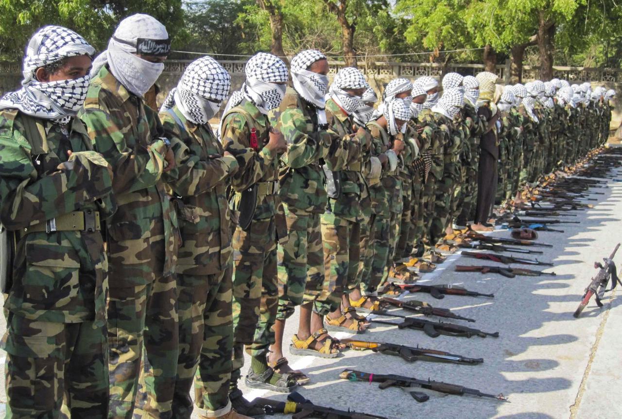 Vermummte Mitglieder der Al-Schabaab-Miliz in Somalia stehen in einer langen Reihe.
