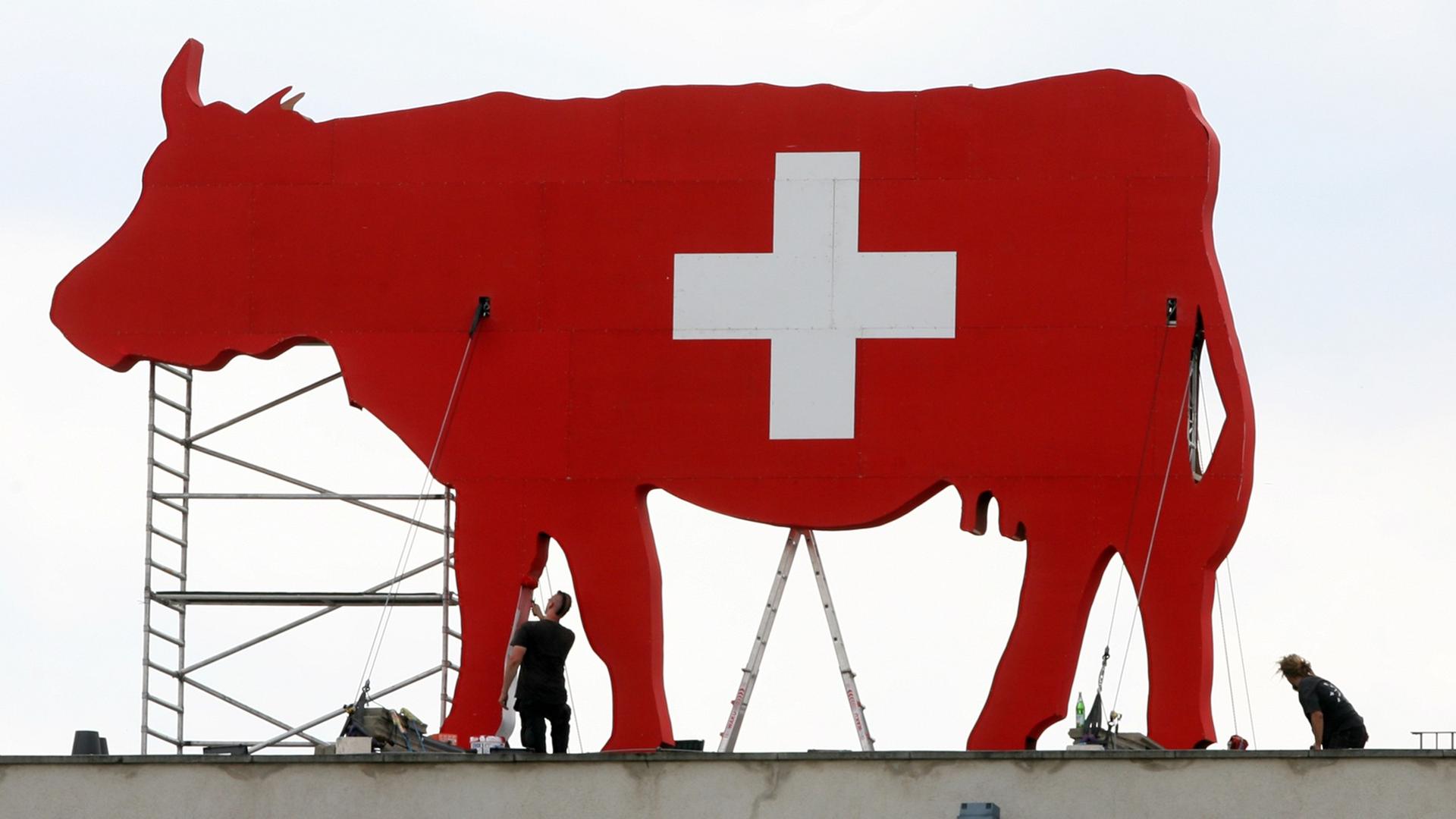Eine überdimensionale rote Kuh steht am 30. Juli 2009 auf dem Dach der Schweizer Botschaft im Berliner Stadtteil Mitte. Zum 718. Geburtstag der Schweizerischen Eidgenossenschaft bietet die hauptstädtische Dependance zahlreiche Veranstaltungen und Attraktionen an. Das Programm des Nationalfeiertages beinhaltet das Kulturfestival "Schweizgenössisch".