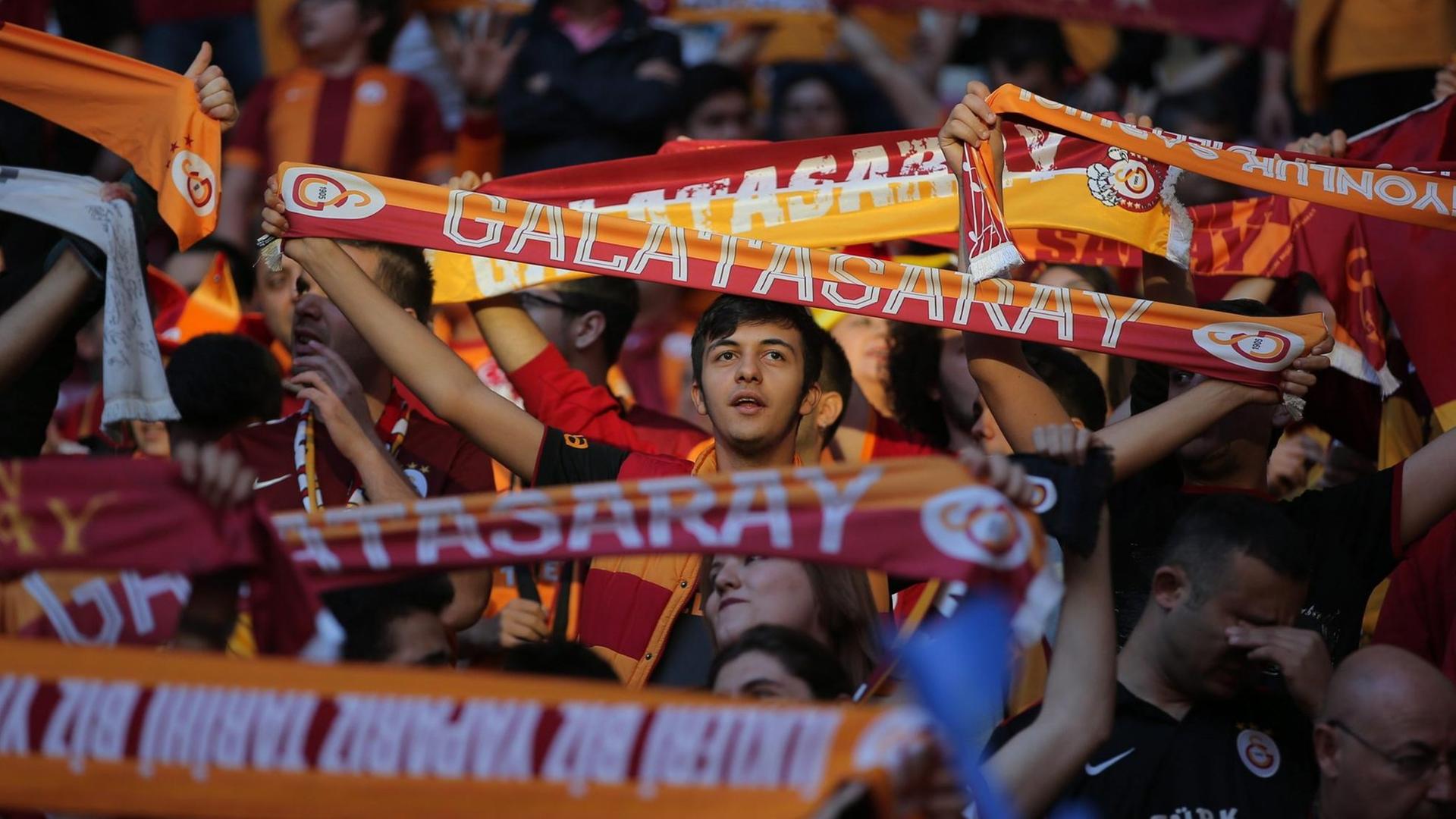 Fans der türkischen Fußballmannschaft Galatasaray (2.3.2016).