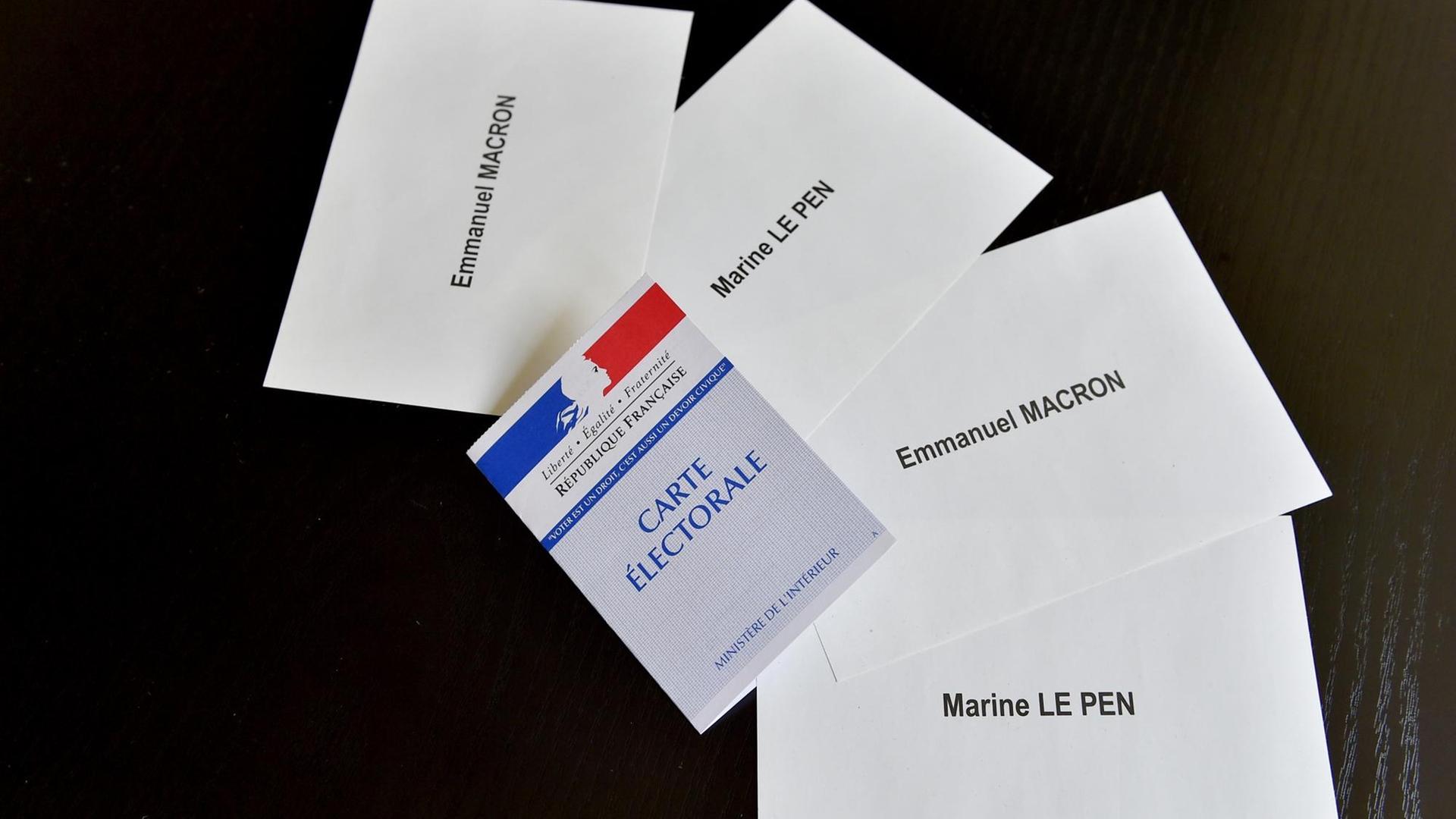 Ein Bild, das am 4. Mai 2017 aufgenommen wurde, zeigt einen Stimmzetteln, worauf die Namen der französischen Präsidentschaftskandidaten Emmanuel Macron und Marine Le Pen vor der zweiten Runde der Präsidentschaftswahl zu lesen sind.