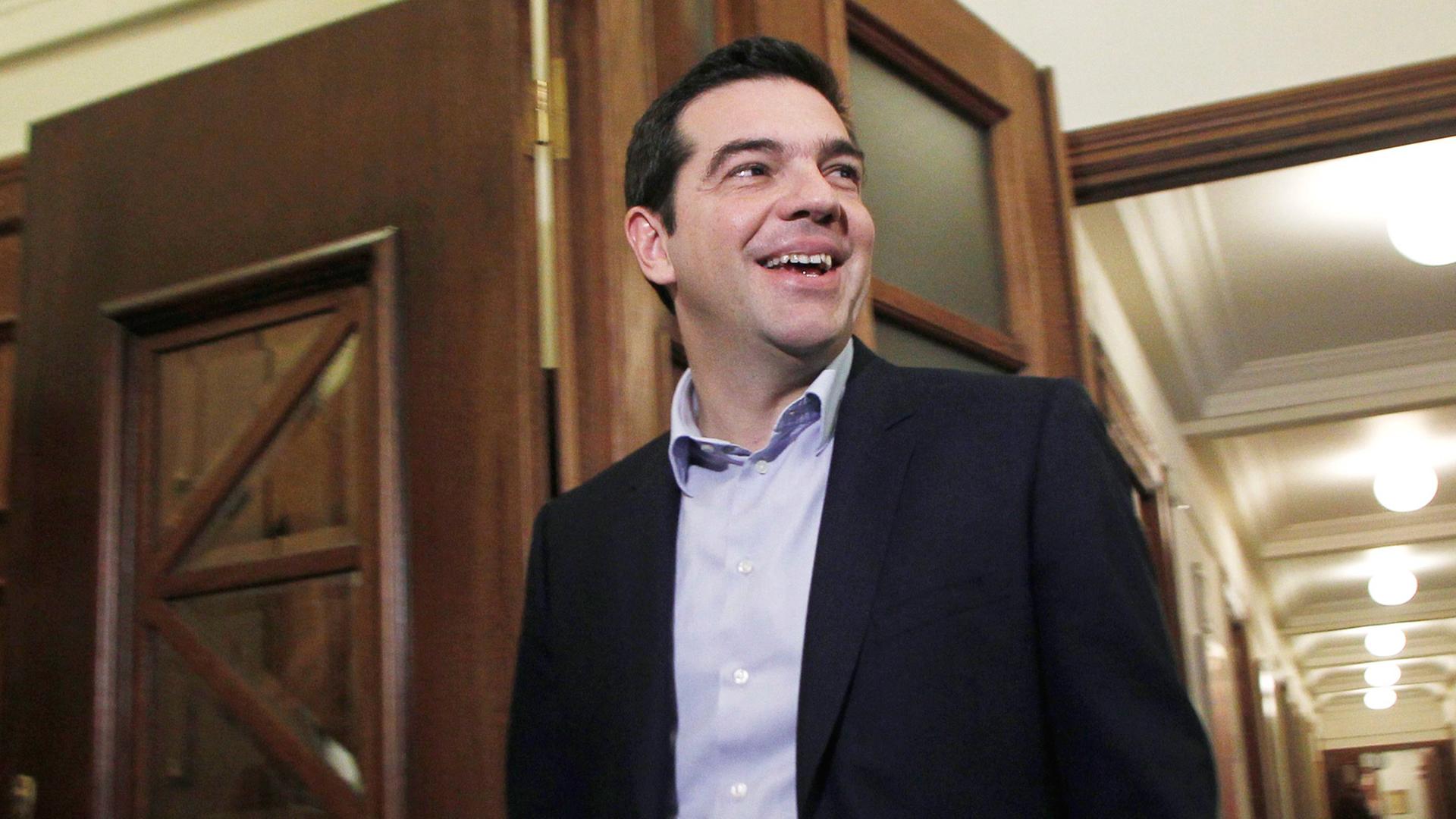 Griechenlands Ministerpräsident Alexis Tsipras auf dem Flur im Parlament von Athen