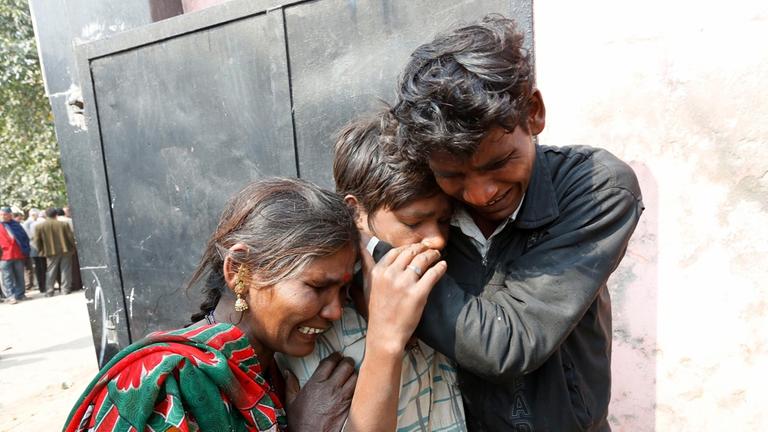 Viele Menschen in Indien trauern nach dem Unfall (Bild: picture alliance / dpa)