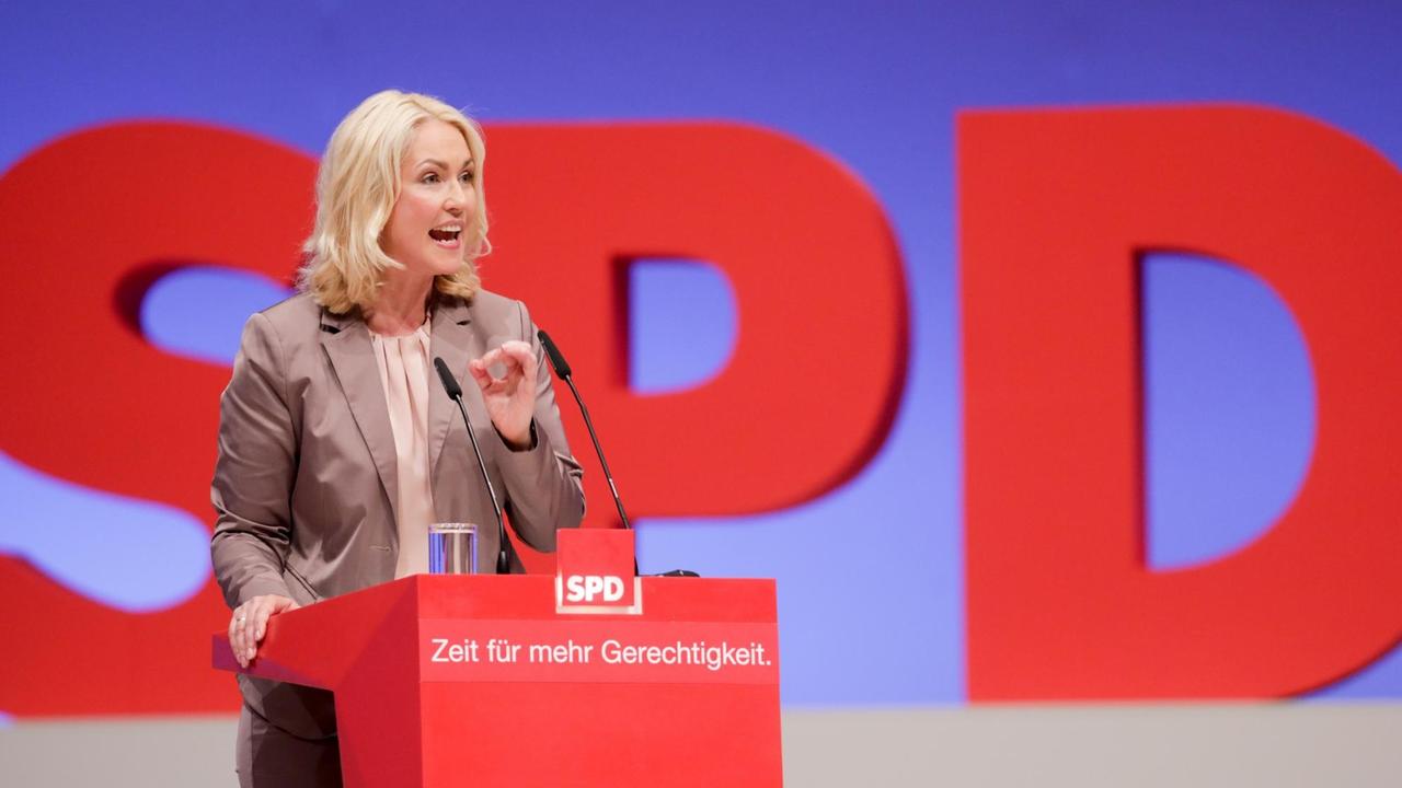 Die stellvertretende SPD-Parteivorsitzende, Manuela Schwesig, spricht am 25.06.2017 in Dortmund (Nordrhein-Westfalen) beim SPD-Sonderparteitag zum Beschluss des Wahlprogramms für die Bundestagswahl zu den Delegierten. 
