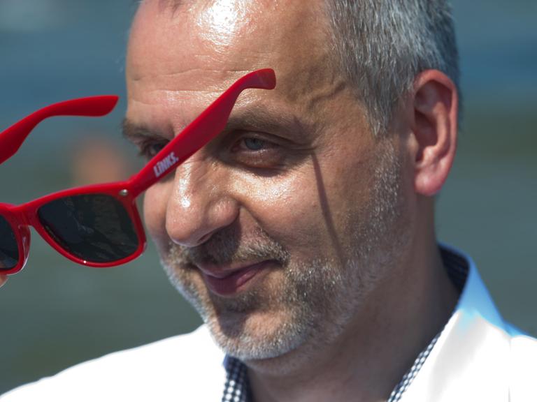 Der Spitzenkandidat der Partei Die Linke in Sachsen, Rico Gebhardt, trägt beim Wählerfang am 08.08.2014 in Zinnowitz auf der Insel Usedom (Mecklenburg-Vorpommern) eine Sonnenbrille.