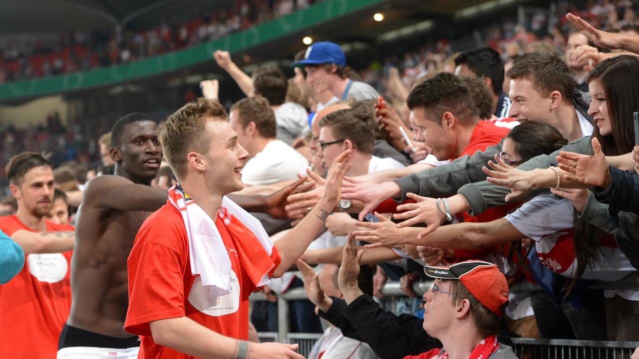 Fußball DFB-Pokal Halbfinale: VfB Stuttgart - SC Freiburg am 17.04.2013 in der Mercedes-Benz Arena in Stuttgart (Baden-Württemberg). Die Stuttgarter Spieler Alexandru Maxim (r) und Antonio Rüdiger (l) freuen mit Fans sich über den 2:1 Sieg und den damit v Fußball DFB-Pokal Halbfinale: VfB Stuttgart - SC Freiburg am 17.04.2013 in der Mercedes-Benz Arena in Stuttgart (Baden-Württemberg). Die Stuttgarter Spieler Alexandru Maxim (r) und Antonio Rüdiger (l) freuen mit Fans sich über den 2:1 Sieg und den damit v