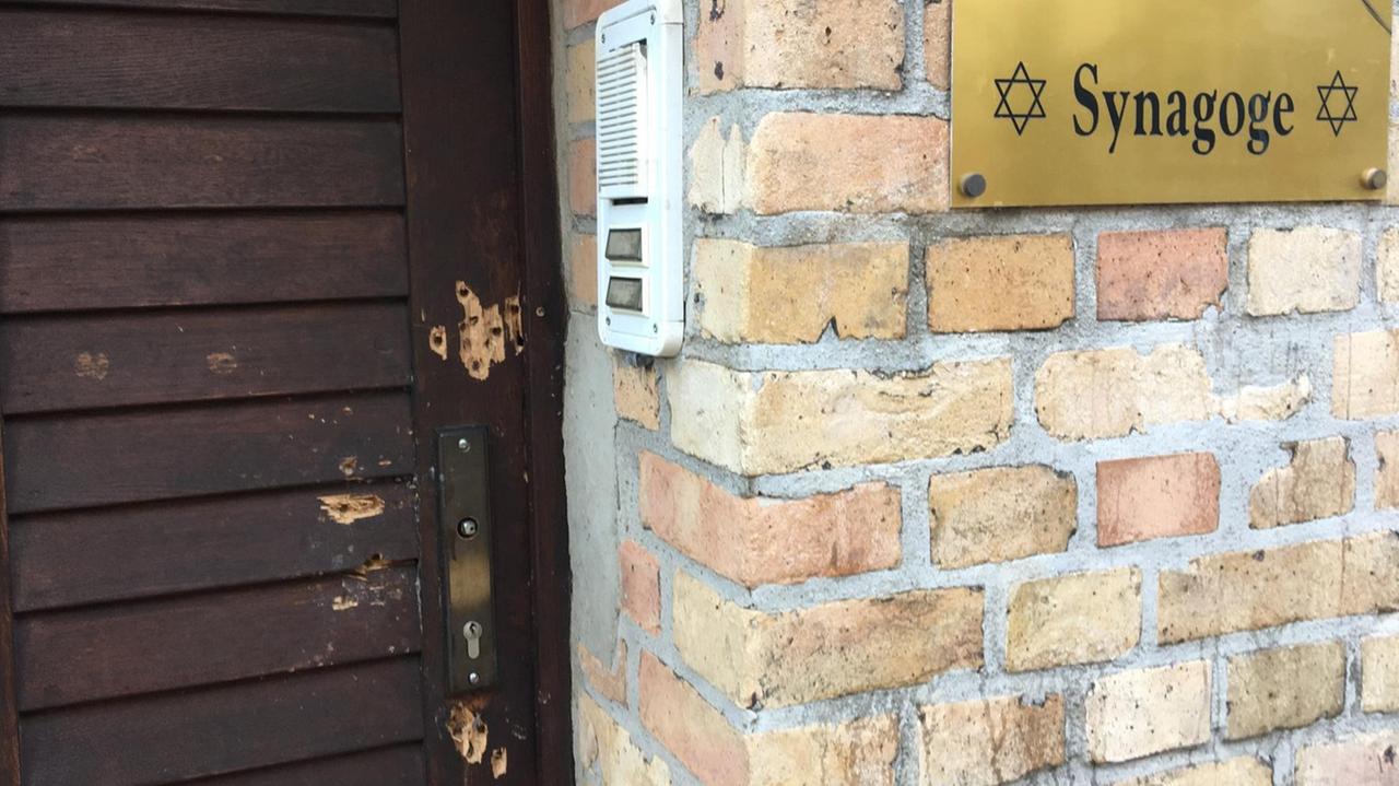 Einschusslöcher in der Tür der Synagoge in Halle.