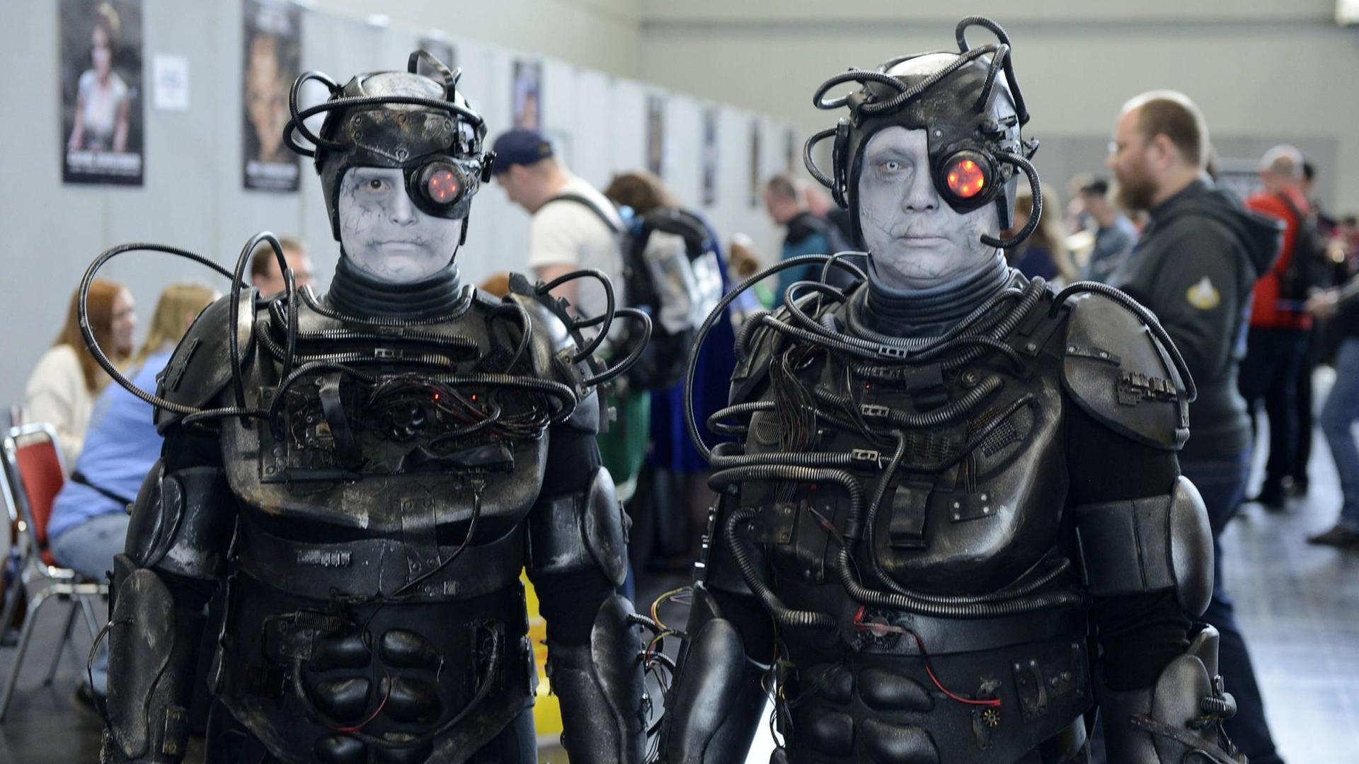 Star Trek Fans als Borg kostümiert auf der Veranstaltung einer Star Trek Convention in der Westfalenhalle.