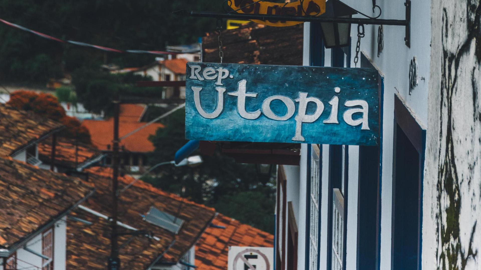 Ein Schild vor einem Haus mit der Aufschrift Rep. Utopia.