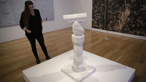 Ein Kunstwerk von Ai Weiwei, as eine Überwachungskamera aus Marmor darstellt, in der Ausstellung "Age of Terror: Art since 9/11" im Londoner Imperial War Museum.