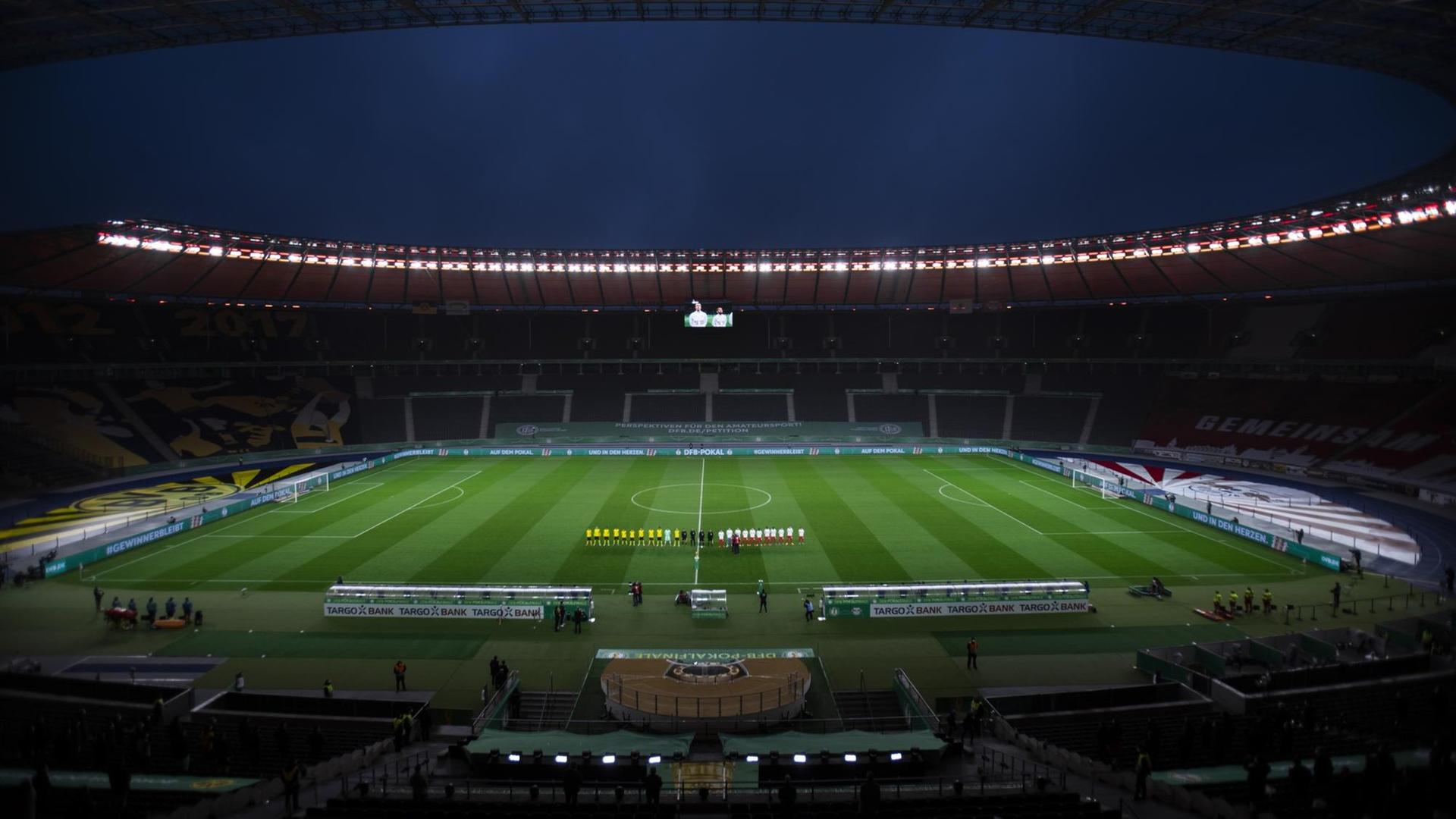 Olympiastadion in Berlin am 13.05.21 die beide Teams RB Leipzig und Borussia Dortmund stehen vor leeren Zuschauerrängen für das Pokalfinale.