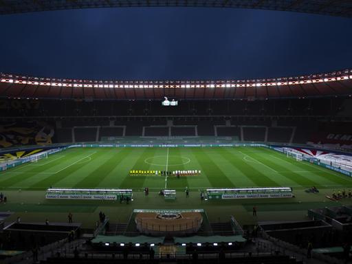 Olympiastadion in Berlin am 13.05.21 die beide Teams RB Leipzig und Borussia Dortmund stehen vor leeren Zuschauerrängen für das Pokalfinale.