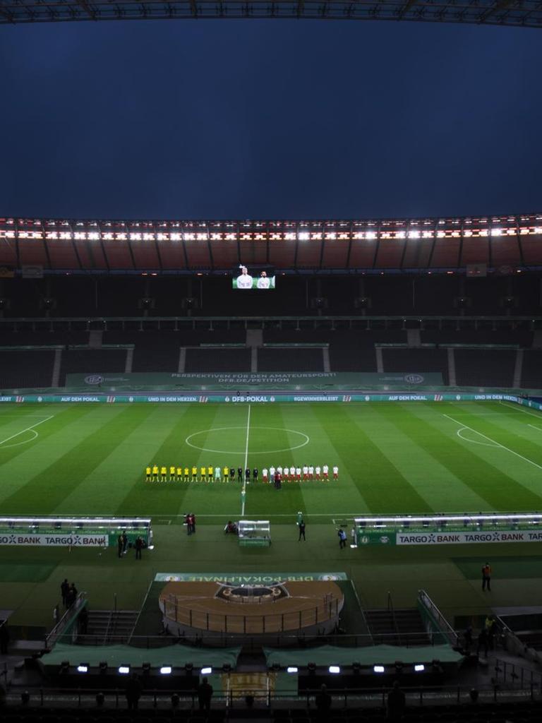 Olympiastadion in Berlin am 13.05.21 die beide Teams RB Leipzig und Borussia Dortmund stehen vor leeren Zuschauerrängen für das Pokalfinale.