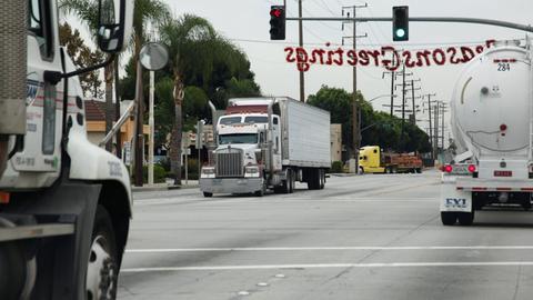 Trucks auf einer Straße in Los Angeles
