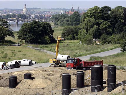 Mit schwerer Technik wird in Dresden am östlichen Ufer der Elbe am Fundament für die Waldschlösschenbrücke gearbeitet.