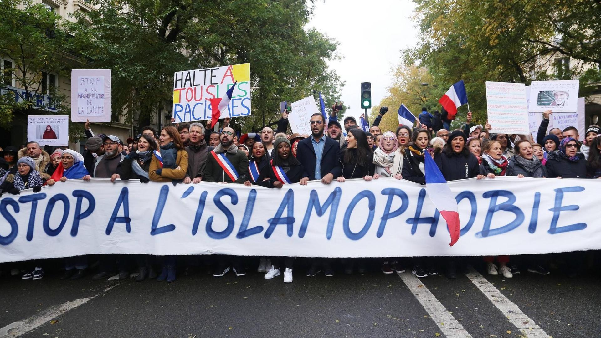 Demonstranten beim "Marsch gegen Islamophobie" in Paris im Jahr 2019