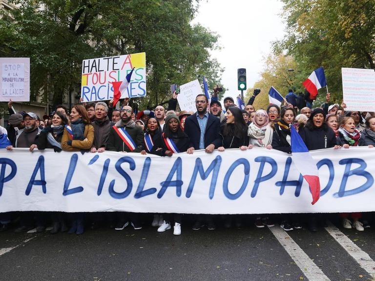 Demonstranten beim "Marsch gegen Islamophobie" in Paris im Jahr 2019