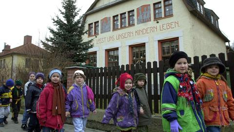 Bad Blankenburg (Thüringen): Auf Spaziergang gehen am 30.01.2001 die Knirpse der "Käfergruppe" aus dem Kindergarten "Fröbel-Haus" im thüringischen Bad Blankenburg. Der älteste Kindergarten der Welt war 1840 von dem Pädagogen Friedrich Fröbel (1782-1852) in Bad Blankenburg als "Spiel- und Beschäftigungsanstalt" gegründet worden.