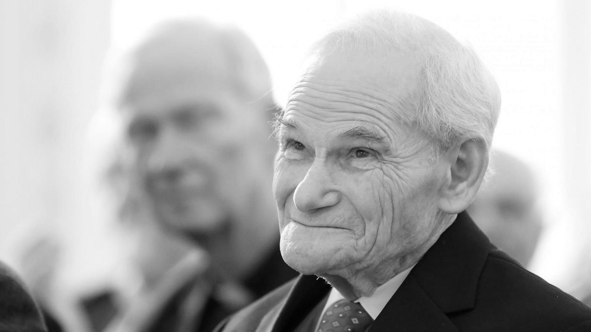 Der Landesrabbiner von Mecklenburg-Vorpommern, William Wolff, nimmt am 27.01.2014 an einer feierlichen Sondersitzung der Stadtvertretung Schwerin (Mecklenburg-Vorpommern) teil, bei der er die Ehrenbürgerrechte der Stadt Schwerin verliehen bekam.