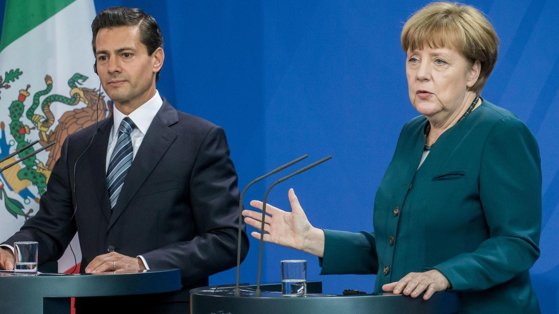 Bundeskanzlerin Angela Merkel (CDU) spricht neben dem mexikanischen Präsidenten Enrique Pena Nieto am 12.04.2016 im Bundeskanzleramt in Berlin während der Pressekonferenz.