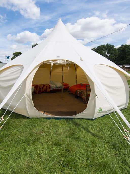 Modernes Luxuszelt auf einem Festival in Großbritannien