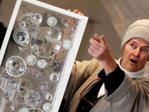 Die Künstlerin Mary Bauermeister steht in Bonn neben einem ihrer Kristall-Objekte.