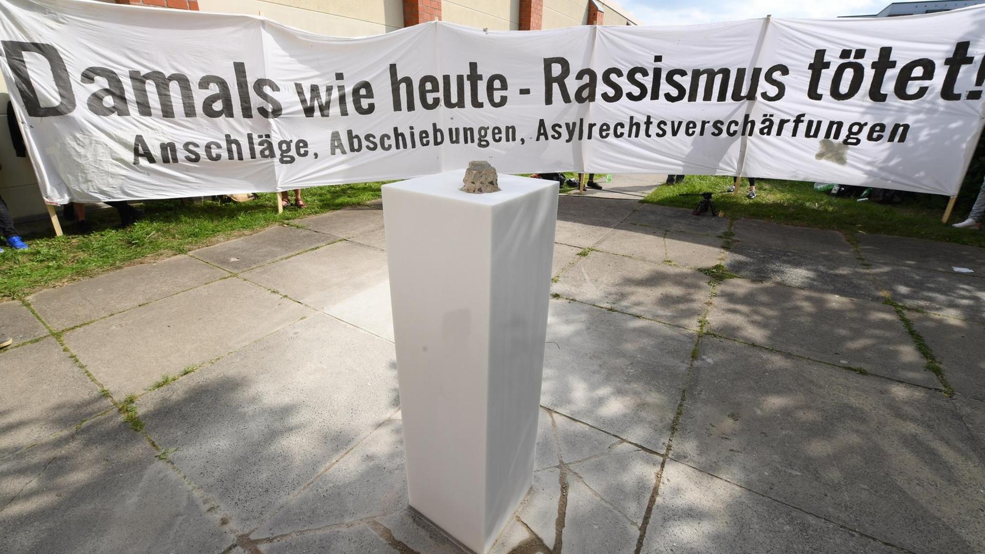 Stele zum Gedenken an die rassistischen Ausschreitungen in Rostock-Lichtenhagen im Jahr 1992 bei ihrer Einweihung am 28. August 2017