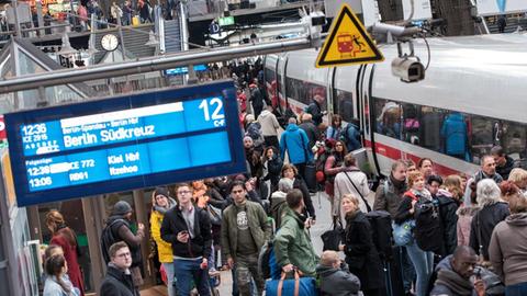 Reisende steigen am 07.10.2017 in Hamburg im Hauptbahnhof in einen ICE nach Berlin ein, der eine Ersatzstrecke über Uelzen befährt.