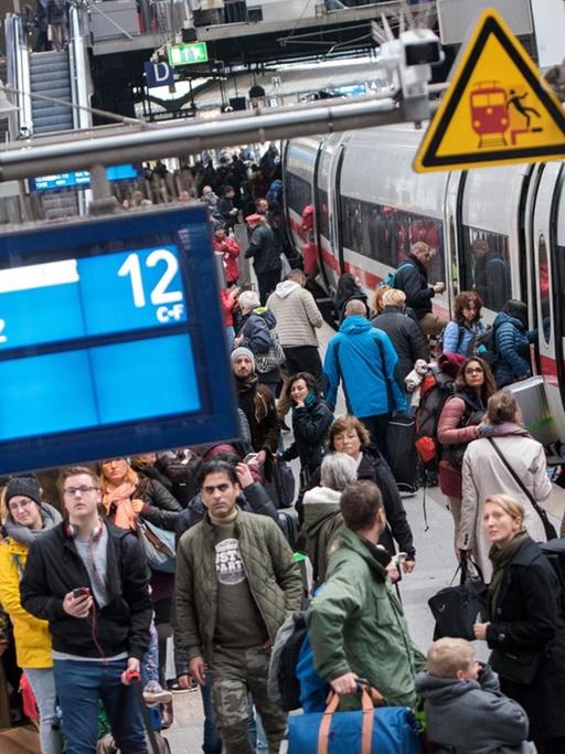 Reisende steigen am 07.10.2017 in Hamburg im Hauptbahnhof in einen ICE nach Berlin ein, der eine Ersatzstrecke über Uelzen befährt.