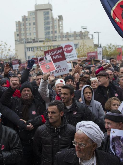 Anhänger der Oppositionsparteien demonstrieren in Pristina gegen die Regierung.
