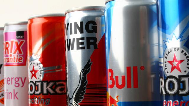 Mehrere Dosen mit Energy-Drinks stehen in einer Reihe.