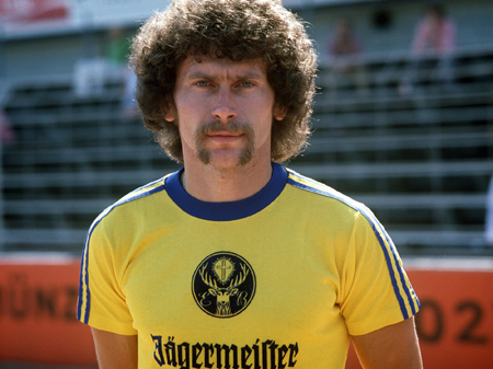 Paul Breitner im Trikot von Eintracht Braunschweig, mit Trikotwerbung von Jägermeister 1977