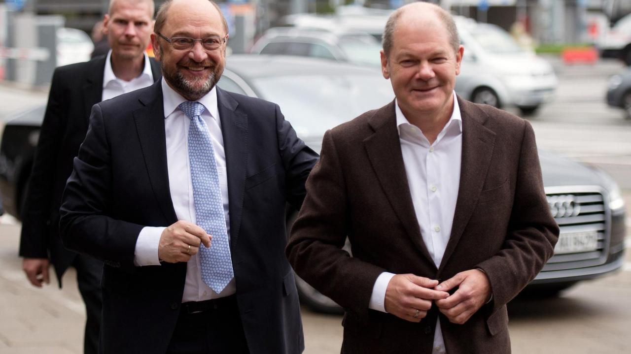Hamburgs Erster Bürgermeister Olaf Scholz (SPD, r) und der SPD-Vorsitzende Martin Schulz kommen zu einer Regionalkonferenz der SPD in Hamburg. 