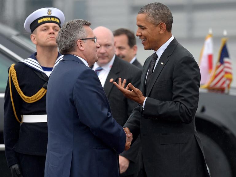 Der polnische Präsident Branislaw Komorowski begrüßt US-Präsident Barack Obama in Warschau.