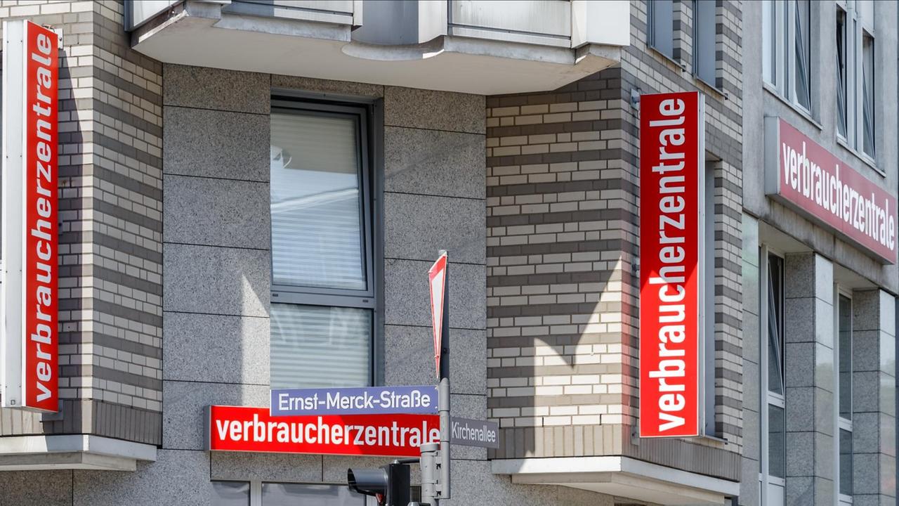 Schriftzüge mit der Aufschrift "Verbraucherzentrale" sind über dem Eingang der Verbraucherzentrale Hamburg angebracht.