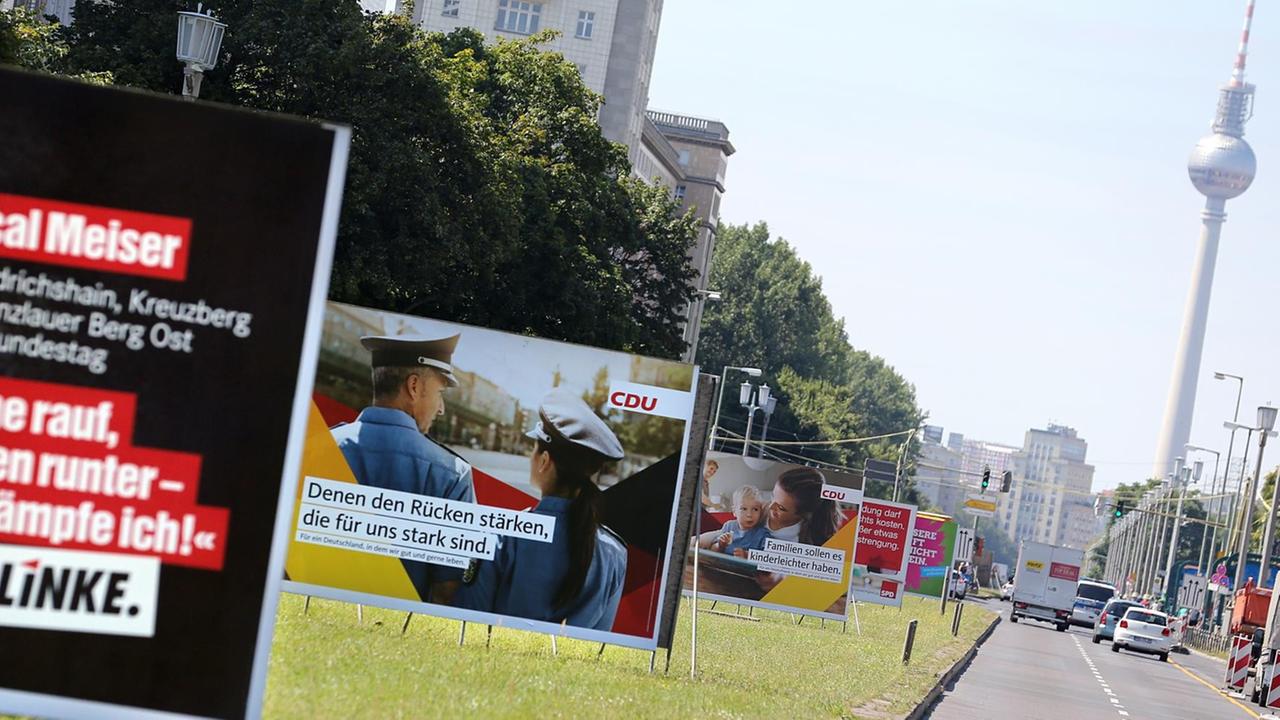 Großflächige Wahlplakate verschiedener Parteien zur Bundestagswahl 2017 sind am 10.08.2017 im Stadtbild Berlins nicht zu übersehen.