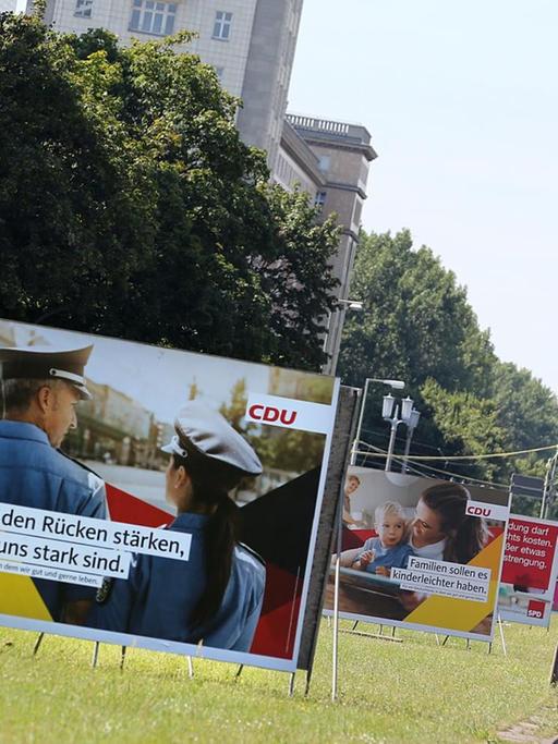 Großflächige Wahlplakate verschiedener Parteien zur Bundestagswahl 2017 sind am 10.08.2017 im Stadtbild Berlins nicht zu übersehen.