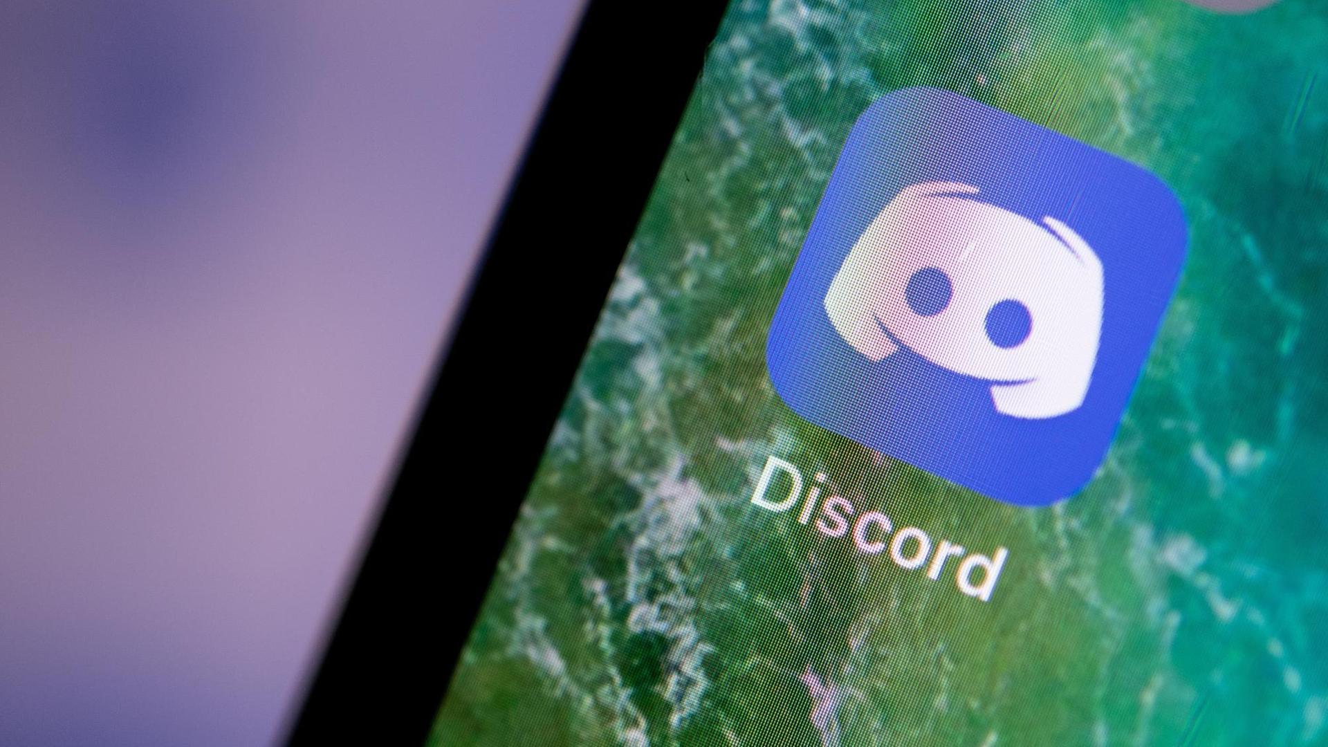 Auf dem Bildschirm eines iPhones wird die App Discord angezeigt. Auf dem Bildschirm eines iPhones wird die App Discord angezeigt.