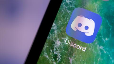 Auf dem Bildschirm eines iPhones wird die App Discord angezeigt.