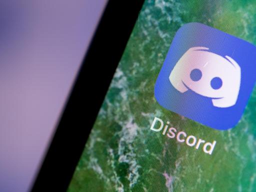 Auf dem Bildschirm eines iPhones wird die App Discord angezeigt.