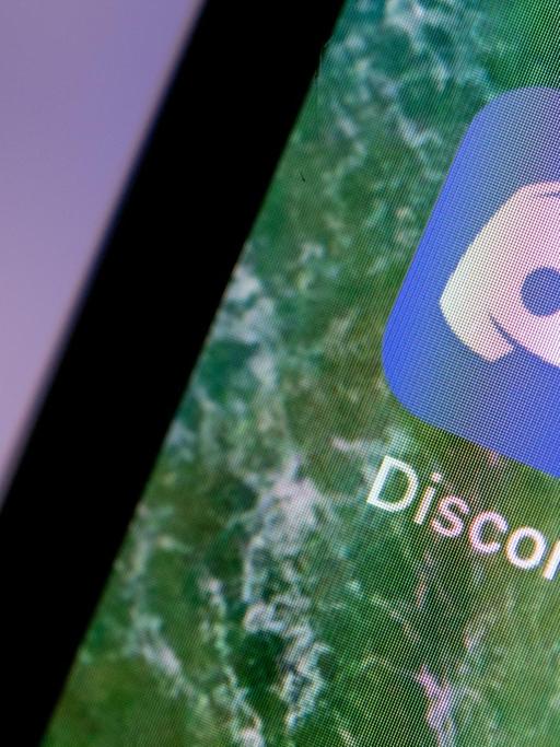 Auf dem Bildschirm eines iPhones wird die App Discord angezeigt.