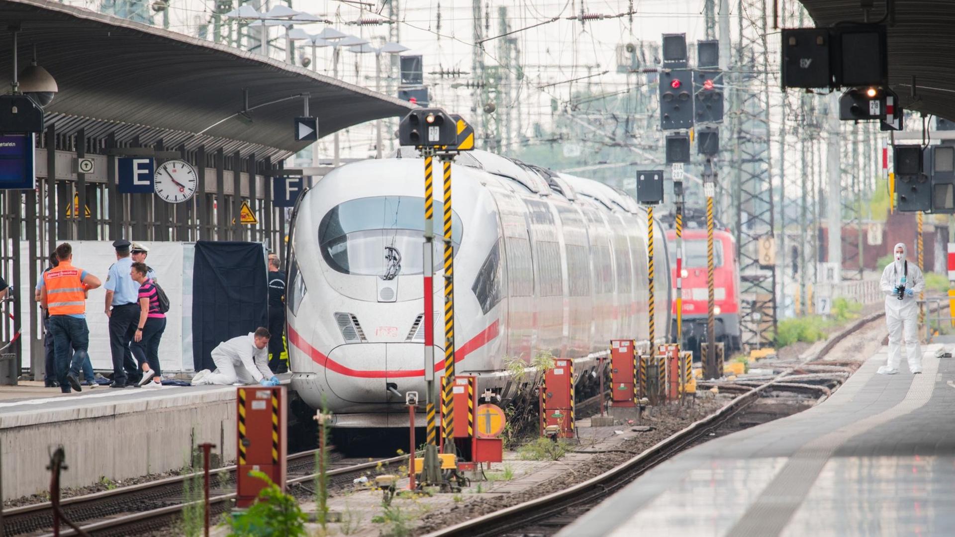 Polizisten sichern im Hauptbahnhof Spuren an einem ICE.