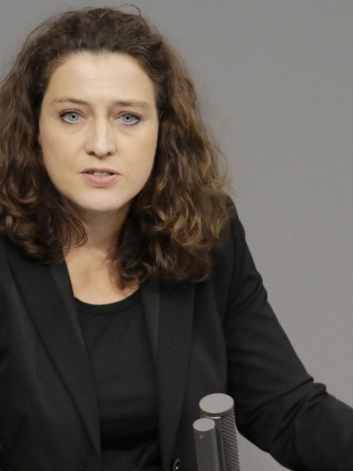 SPD-Fraktionsvize Carola Reimann hält eine Rede im Bundestag.