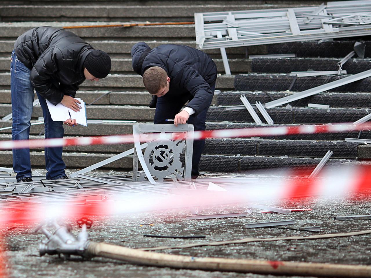 Russische Ermittler untersuchen Trümmer nach dem Anschlag am Bahnhof in Wolgograd.