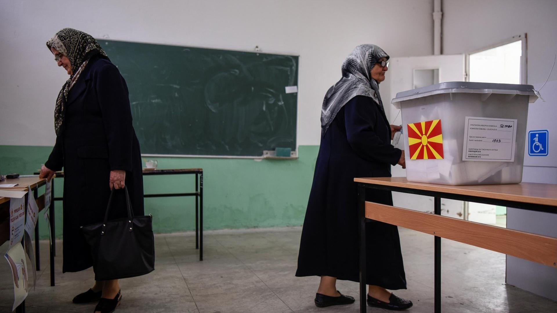Zwei Frauen bei der Volksabstimmung in Mazedonien.
