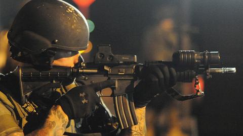 Ein Polizist während der Unruhen in Ferguson am 18. August 2014