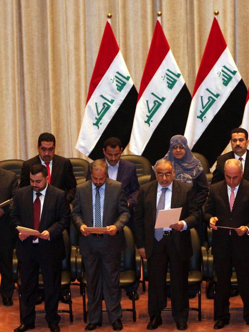 Mitglieder der neuen irakischen Regierung stehen am 8. September 2014 bei ihrer Vereidigung im Parlament in Bagdad.