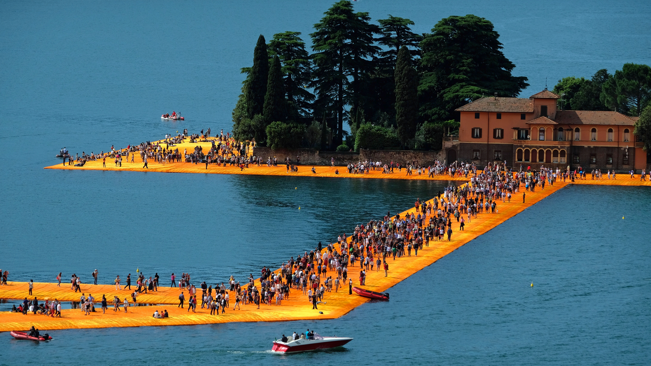 Die "Floating Piers" in Zahlen: Die Stege sind drei Kilometer lang, bestehen aus 220 000 Kunststoffschwimmwürfeln, die an 190 Ankern auf dem Grund des Sees befestigt wurden. Kosten des Projekts: 15 Millionen Euro.