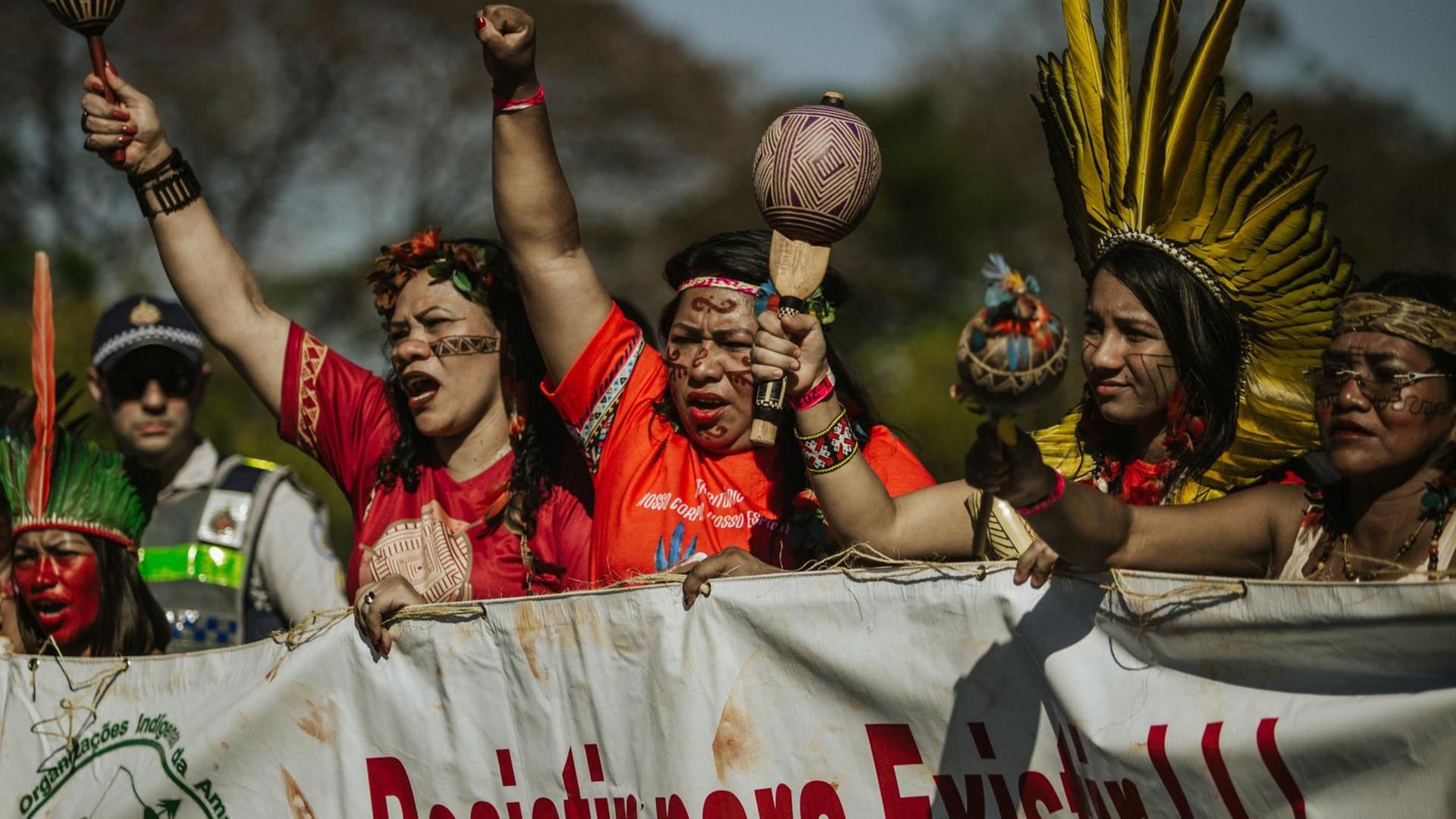 Indigene Frauen schreien politische Parolen bei einem Protest gegen die Umweltpolitik des rechten Präsidenten Bolsonaro und den Verlust ihrer traditionellen Siedlungsgebiete. Bolsonaro will vor allem das Amazonasgebiet stärker wirtschaftlich nutzen und weitere Rodungen zulassen.